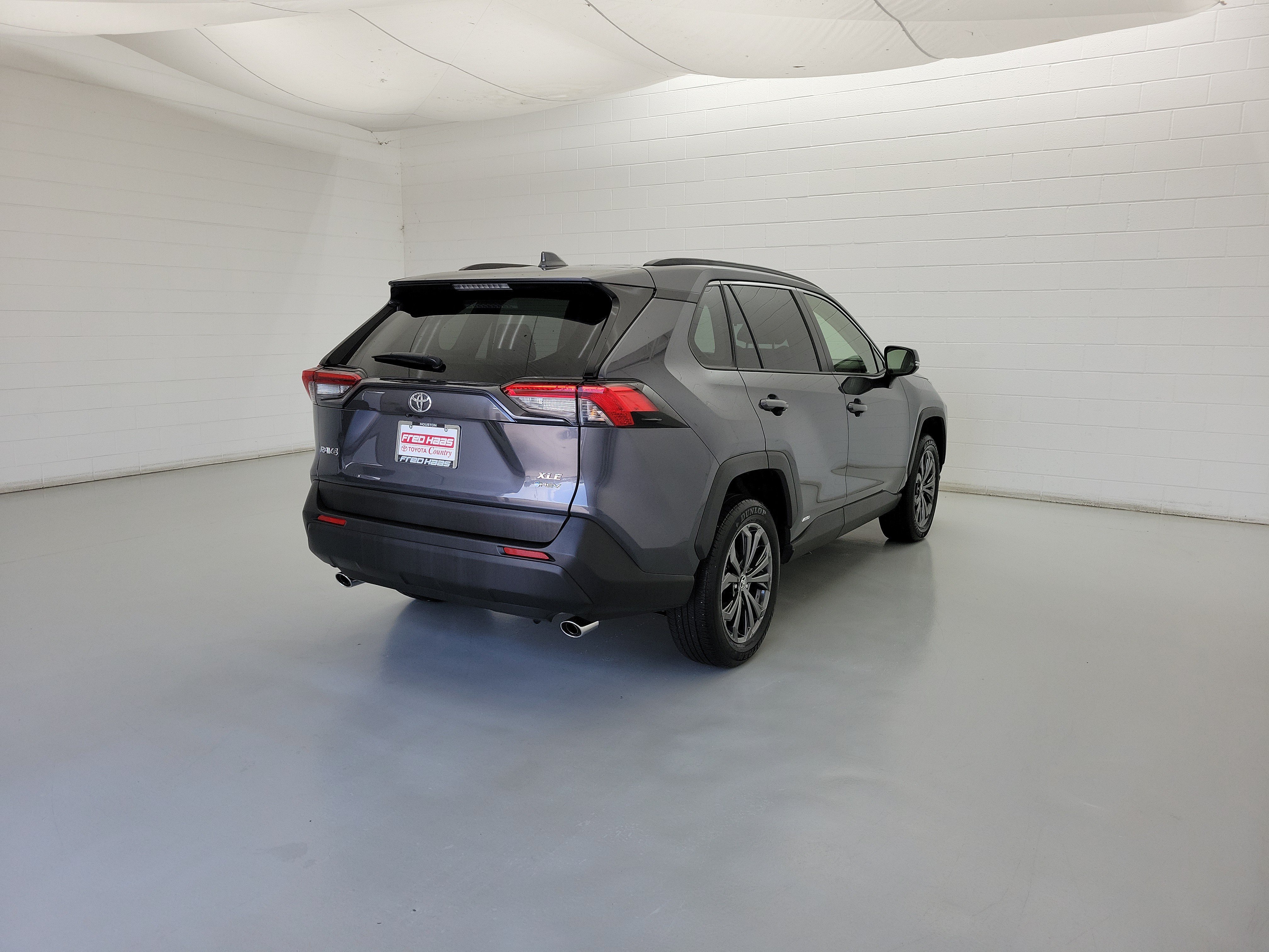 Used 2025 Magnetic Gray Metallic Toyota XLE Premium image 5
