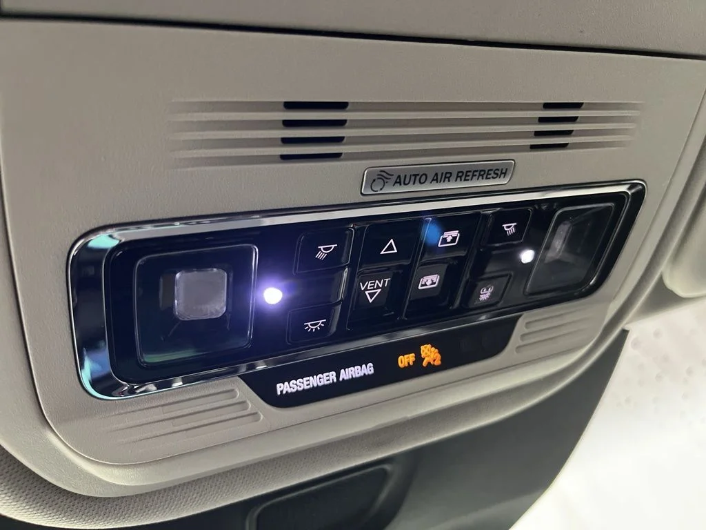 Used 2025 White Lincoln Premiere image 18