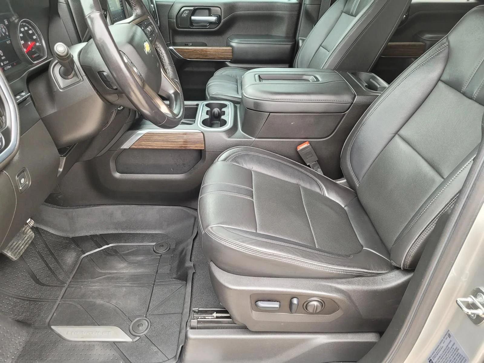Used 2022 Silver Ice Metallic Chevrolet High Country image 23