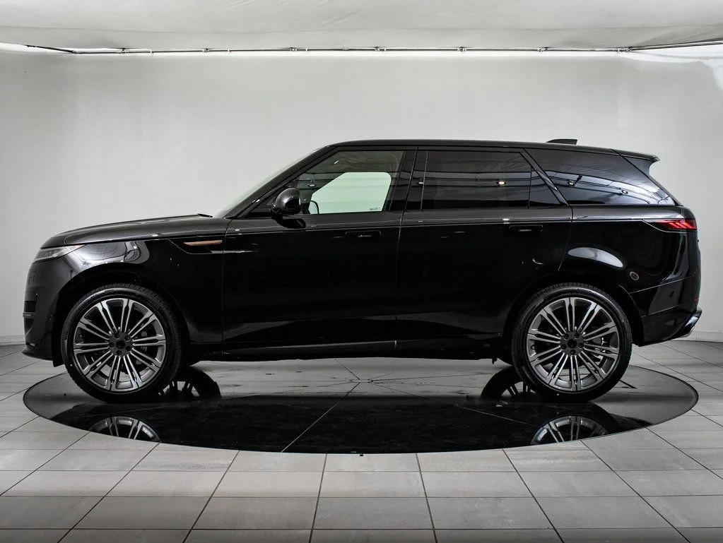 New 2026 Santorini Black Metallic Land Rover Dynamic SE image 5