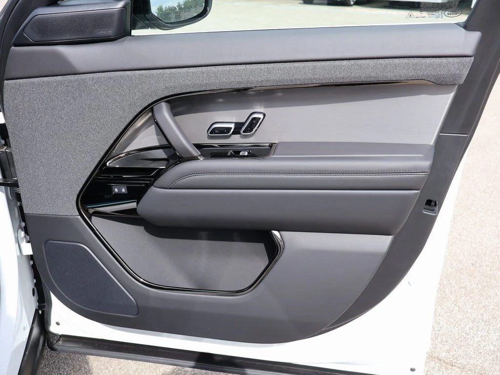 New 2025 Fuji White Land Rover Dynamic SE image 13