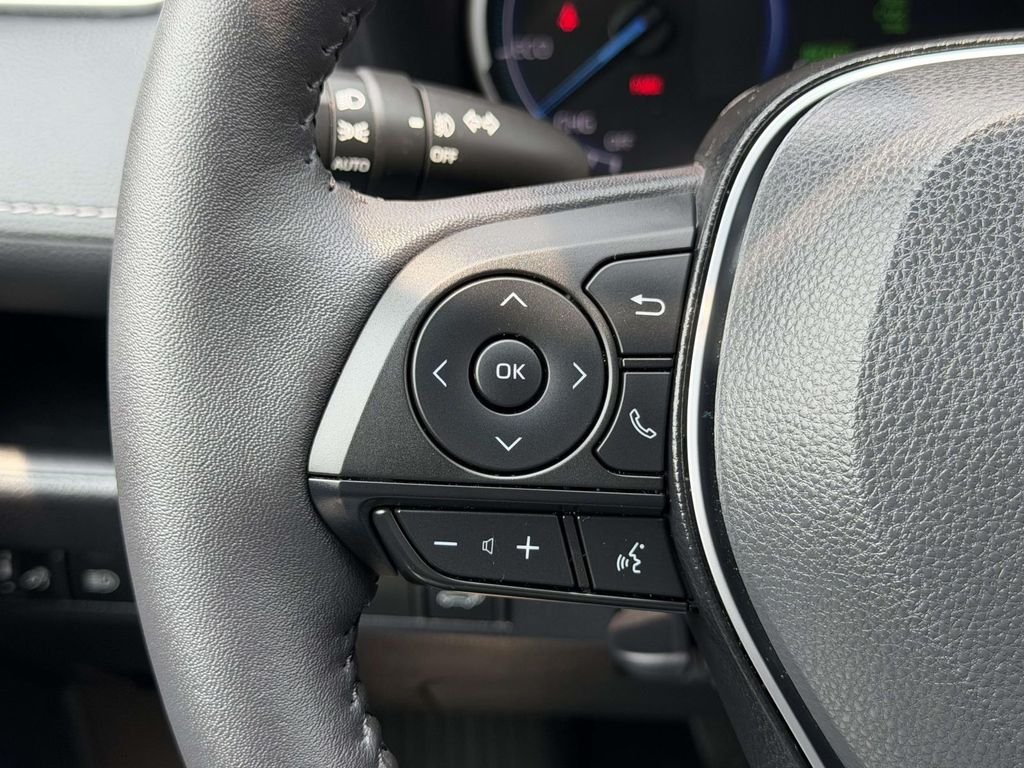 Certified Used 2025  Toyota XLE Premium image 9