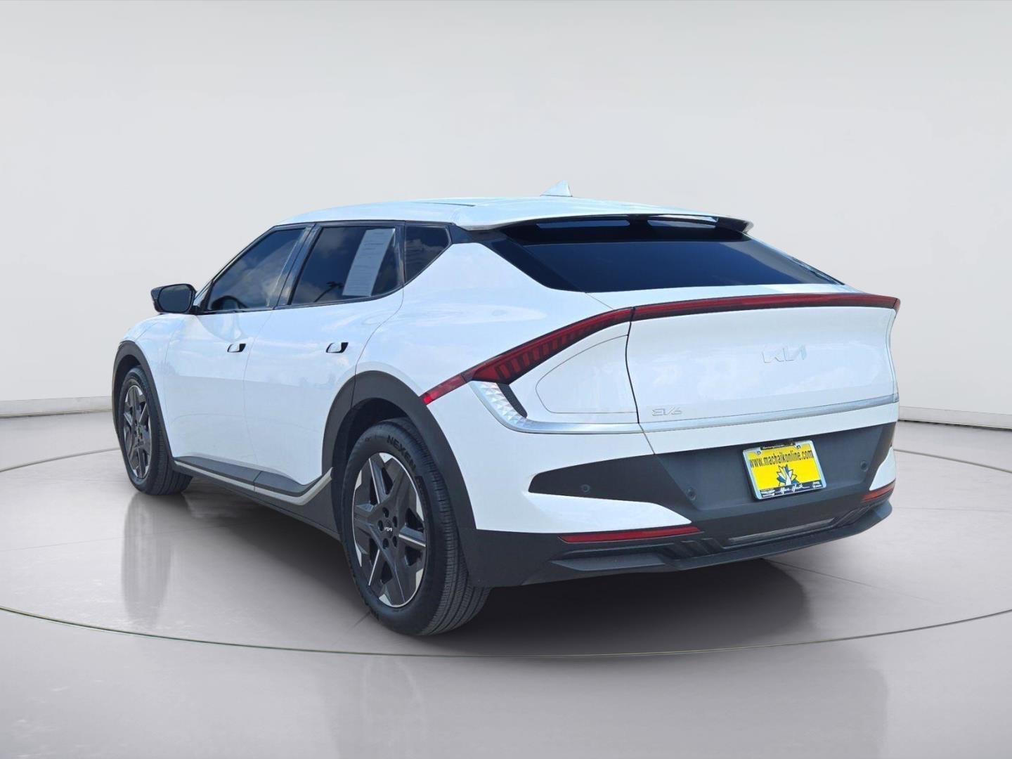 Used 2025 Glacial White Pearl Kia Light image 3