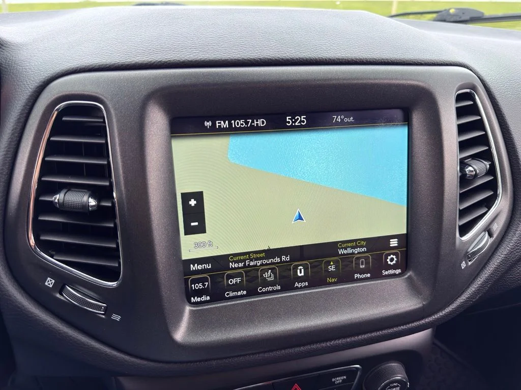 Used 2021 Silver Jeep Trailhawk image 39