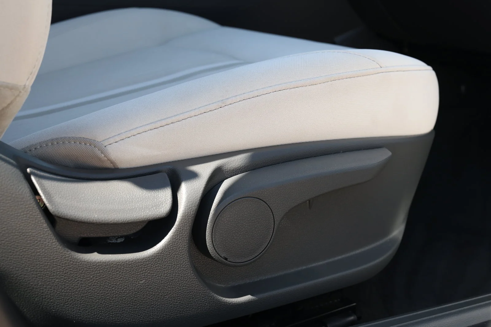 Used 2025 White Hyundai SEL image 32
