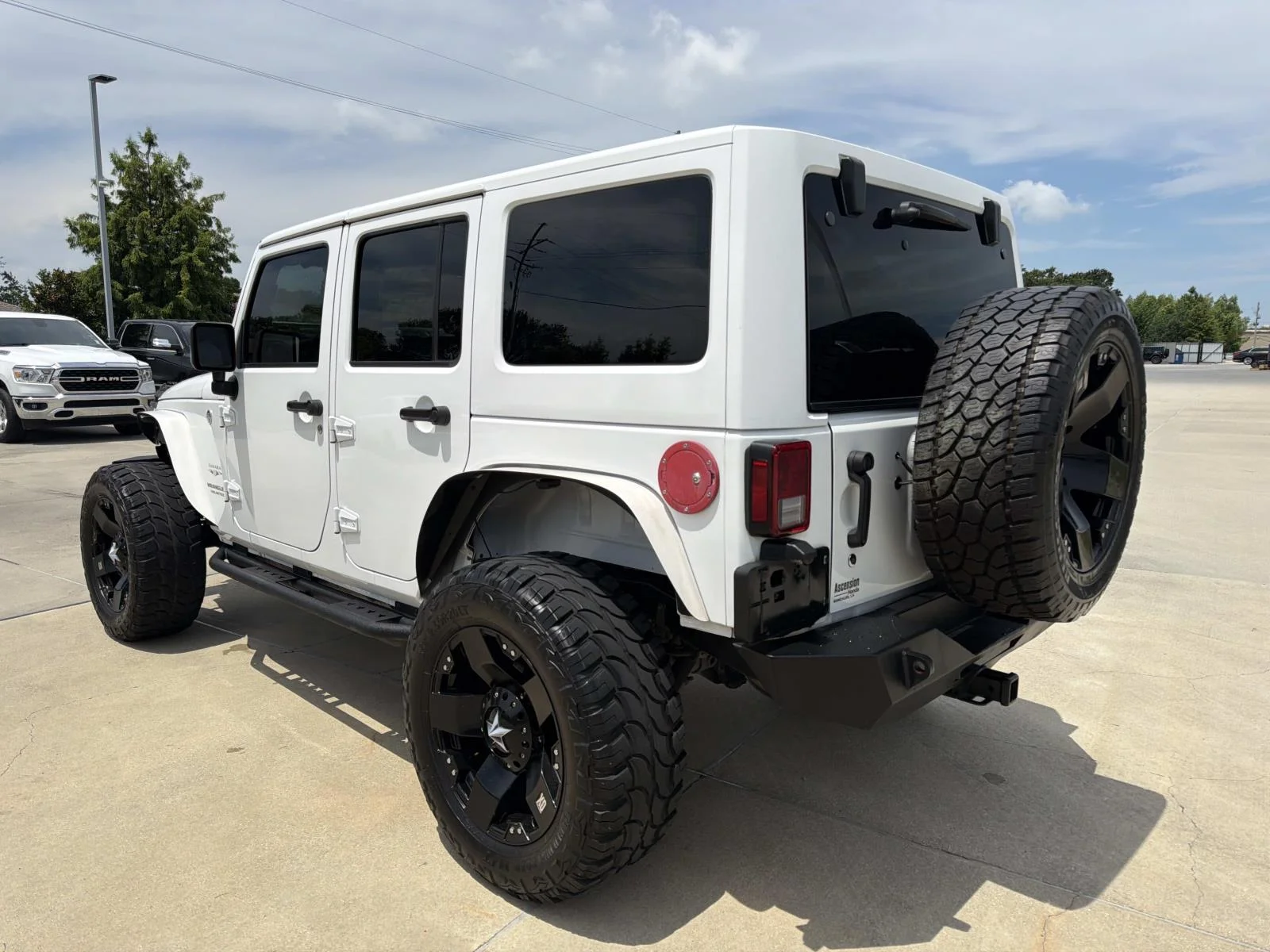 Used 2017 White Jeep Sahara 4x4 image 5