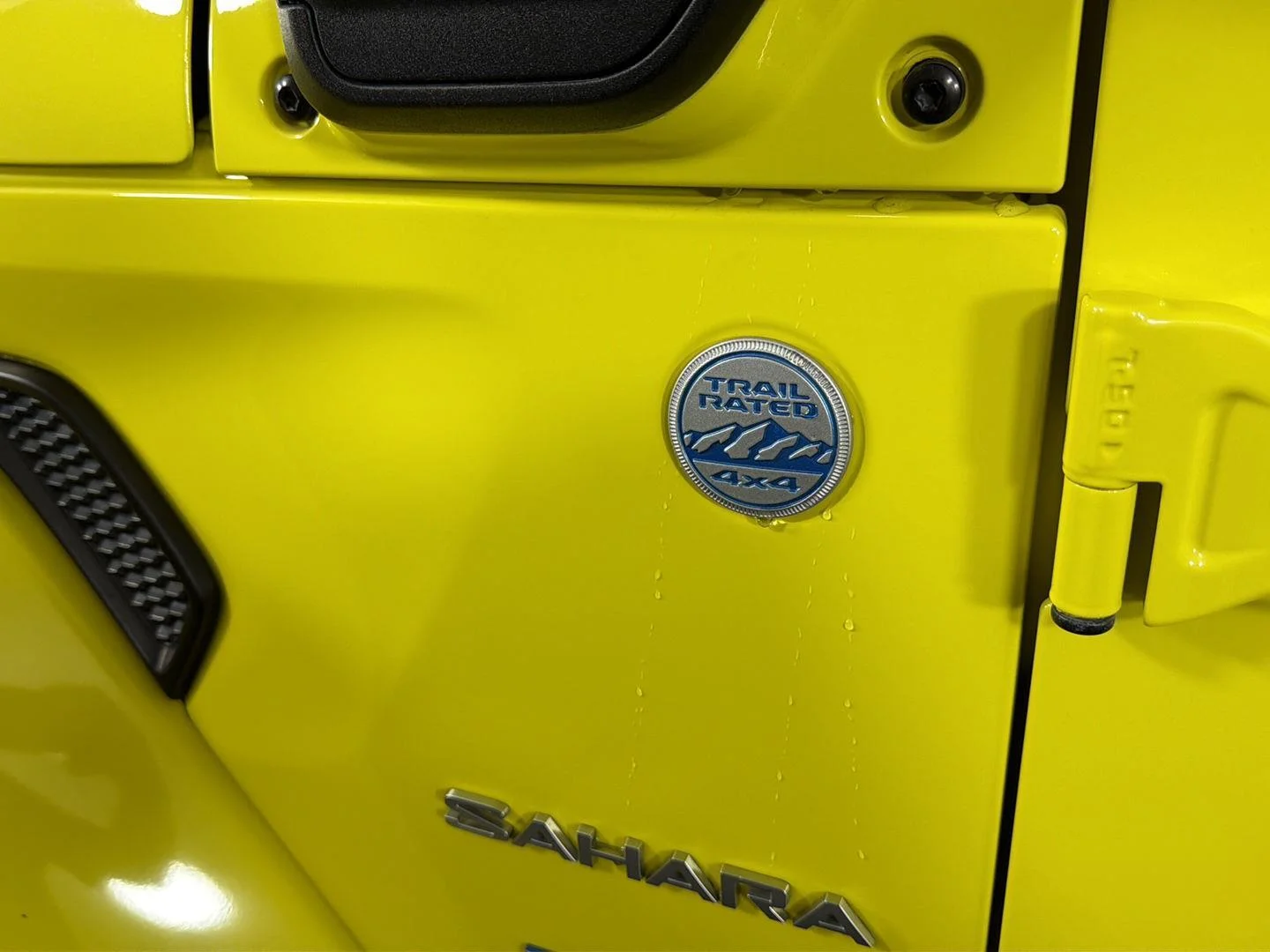 Used 2022 High Velocity Clearcoat Jeep Unlimited Sahara image 11