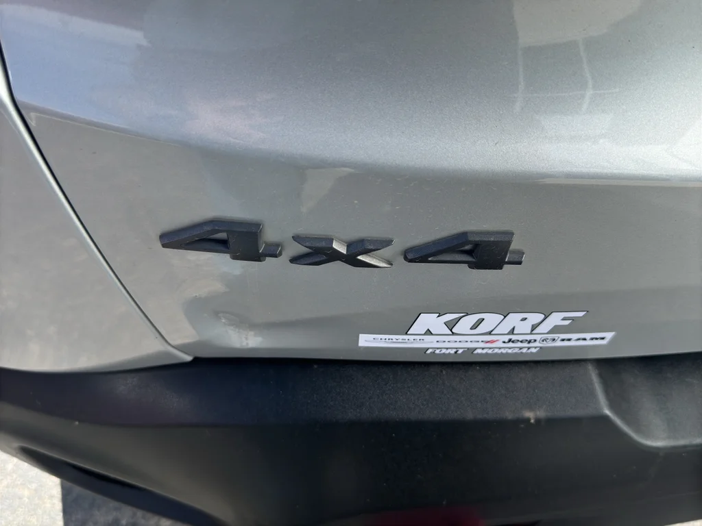 Used 2018 Glacier Metallic Jeep Trailhawk image 39