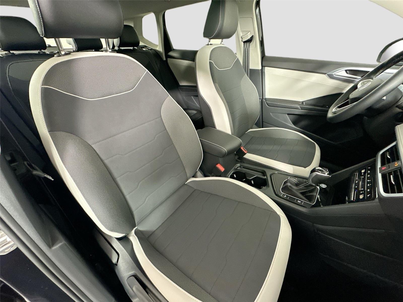 New 2026 Deep Black Pearl Volkswagen SE image 26