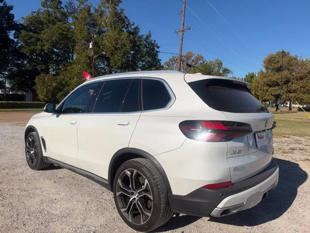 Used 2024 White BMW sDrive40i image 10