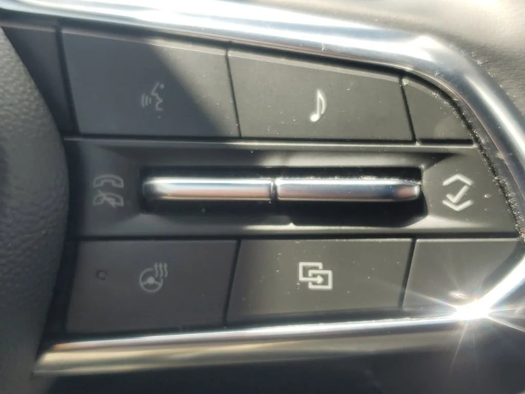 Used 2025 Summit White Chevrolet LT image 22