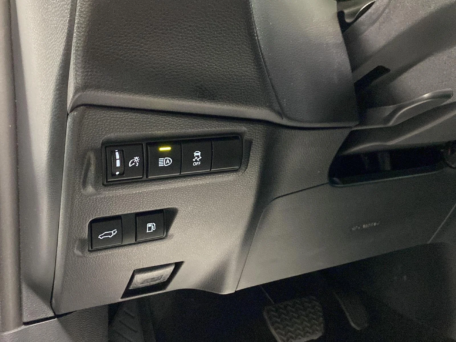 Used 2024 Wind Chill Pearl Toyota XSE image 27