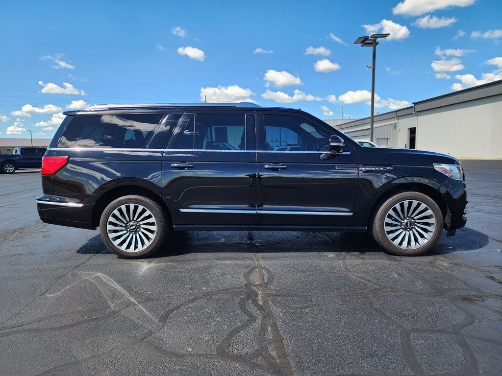 Used 2020 Infinite Black Lincoln Reserve image 3