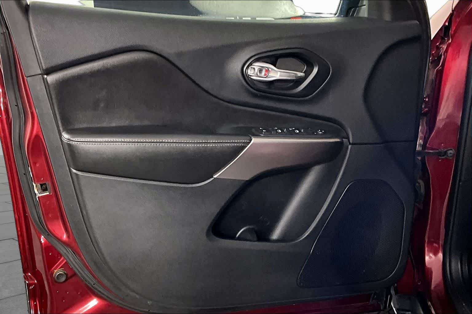 Used 2019 Velvet Red Pearlcoat Jeep Latitude image 21