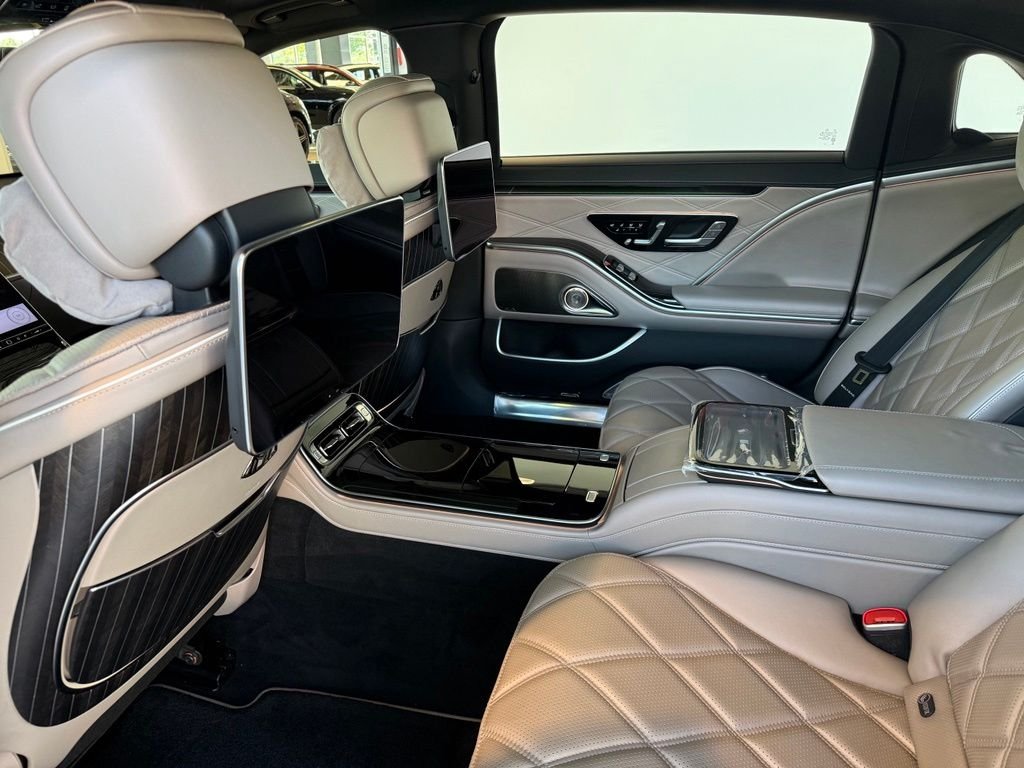 New 2025 MANUFAKTUR Moonlight White Metallic Mercedes-Benz Maybach S 680 image 10