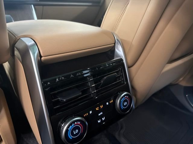 New 2026 Eiger Grey Land Rover SE image 15