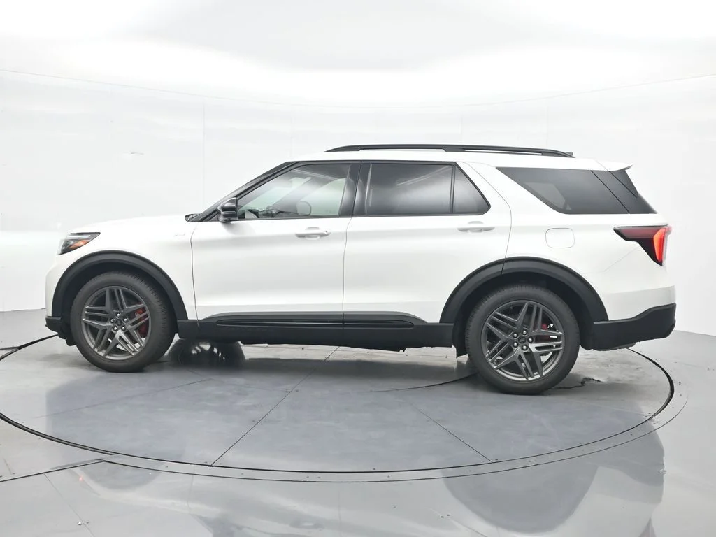 New 2026 Star White Metallic Tri-Coat Ford ST-Line image 10