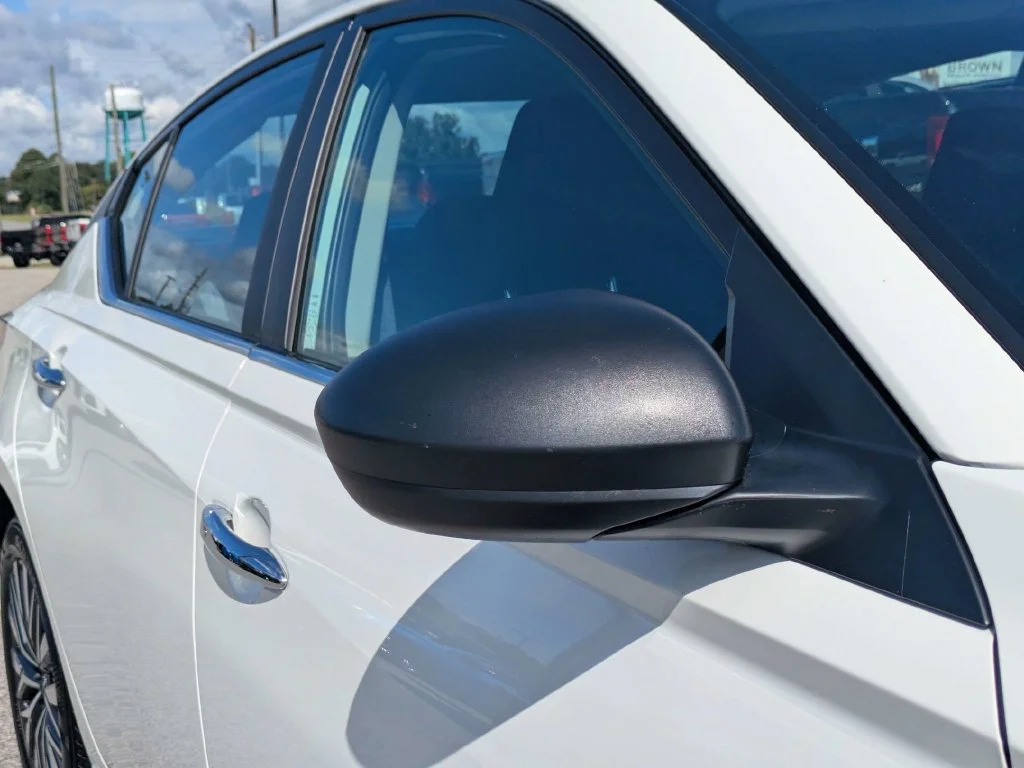 Used 2025 White Nissan 2.5 SV image 12