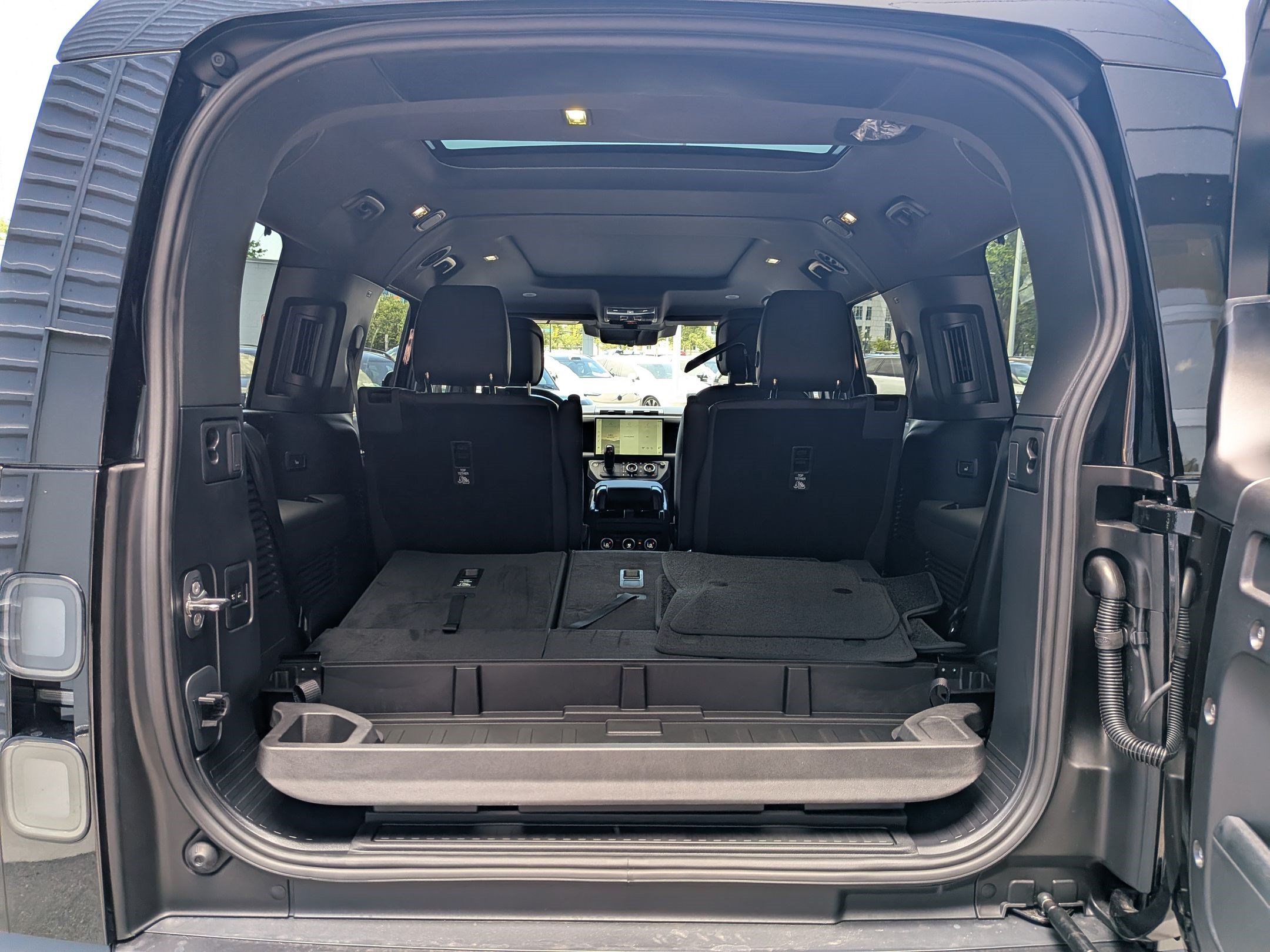 New 2026 Santorini Black Land Rover P400 X-Dynamic SE image 29