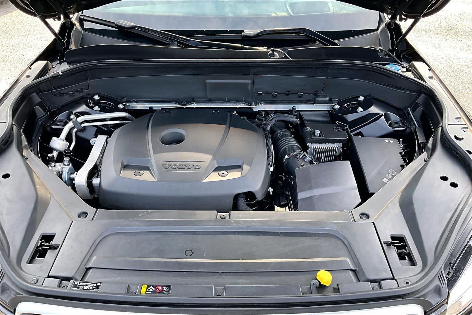 Used 2019 Onyx Black Metallic Volvo R-Design image 32