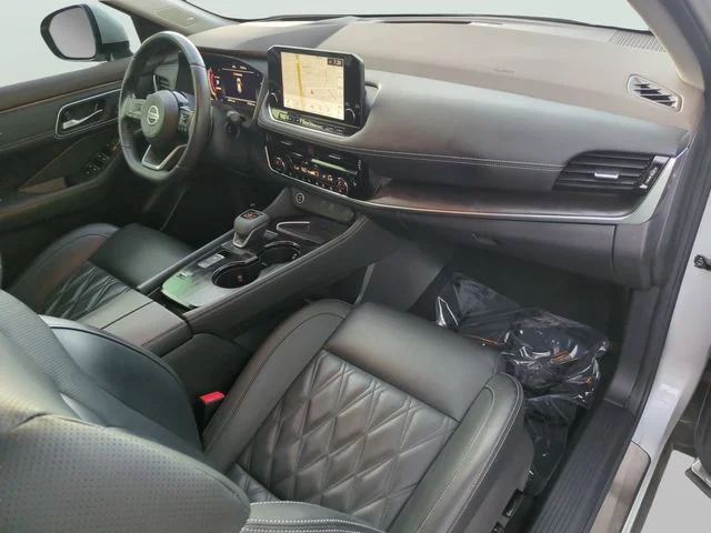 Used 2021 Silver Nissan Platinum image 12