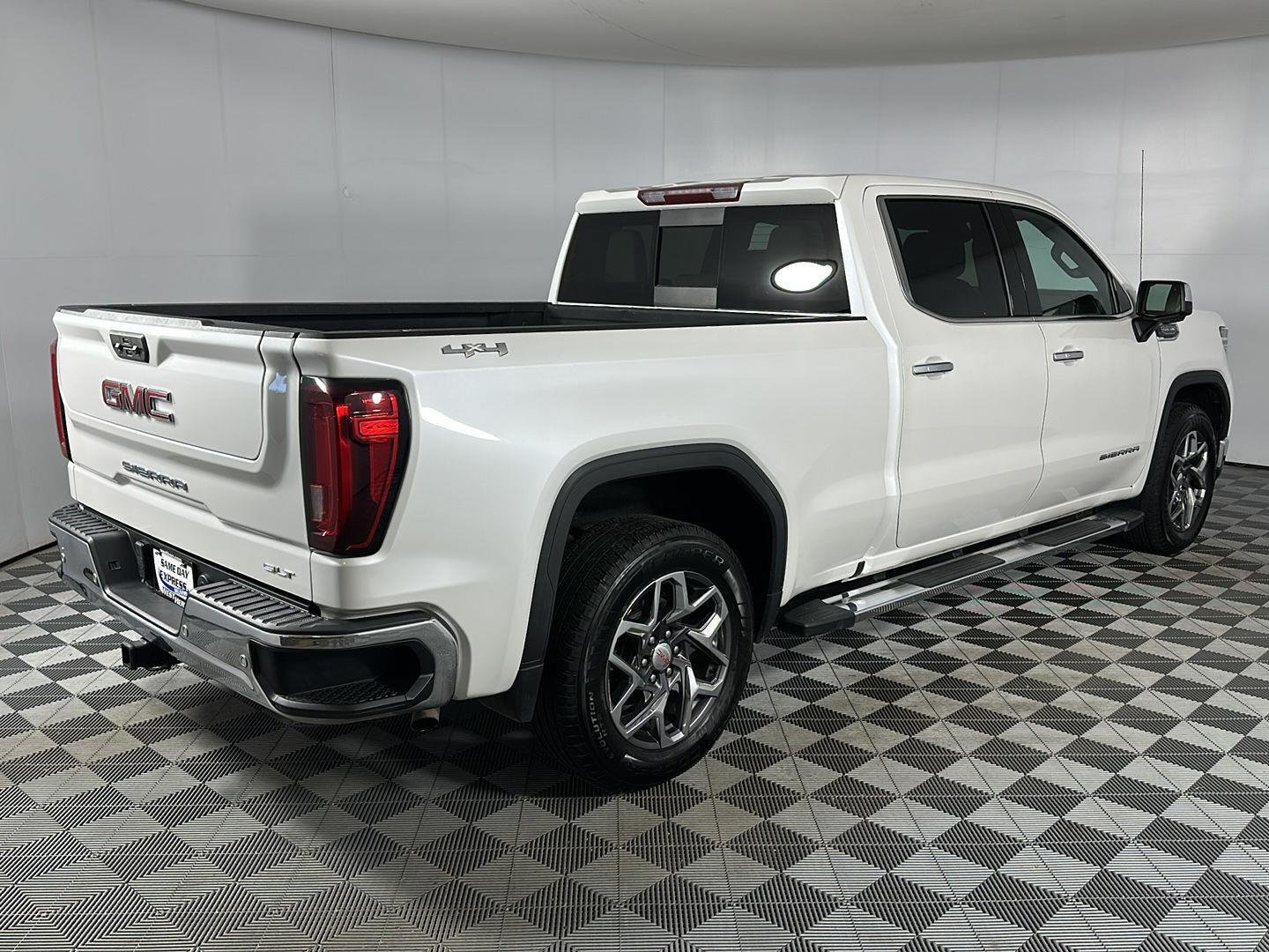 Used 2022 White Frost Tricoat GMC SLT image 8