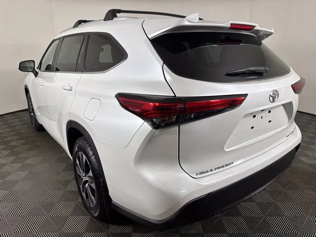 Used 2023 Beige Toyota XLE image 6