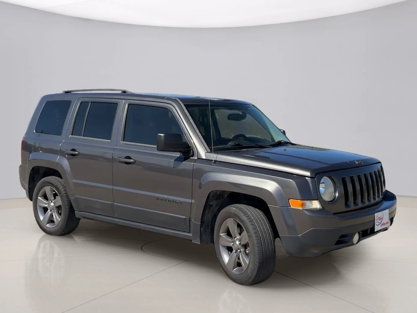 Used 2015 Gray Jeep LATITUDE image 3