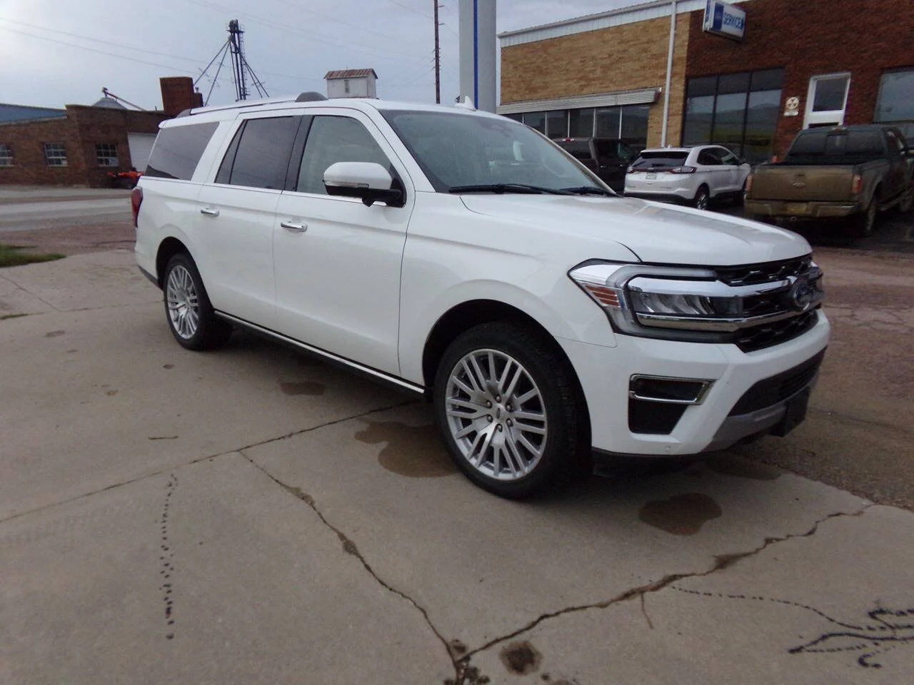 Used 2024 Oxford White Ford Limited 4x4 4dr SUV image 3