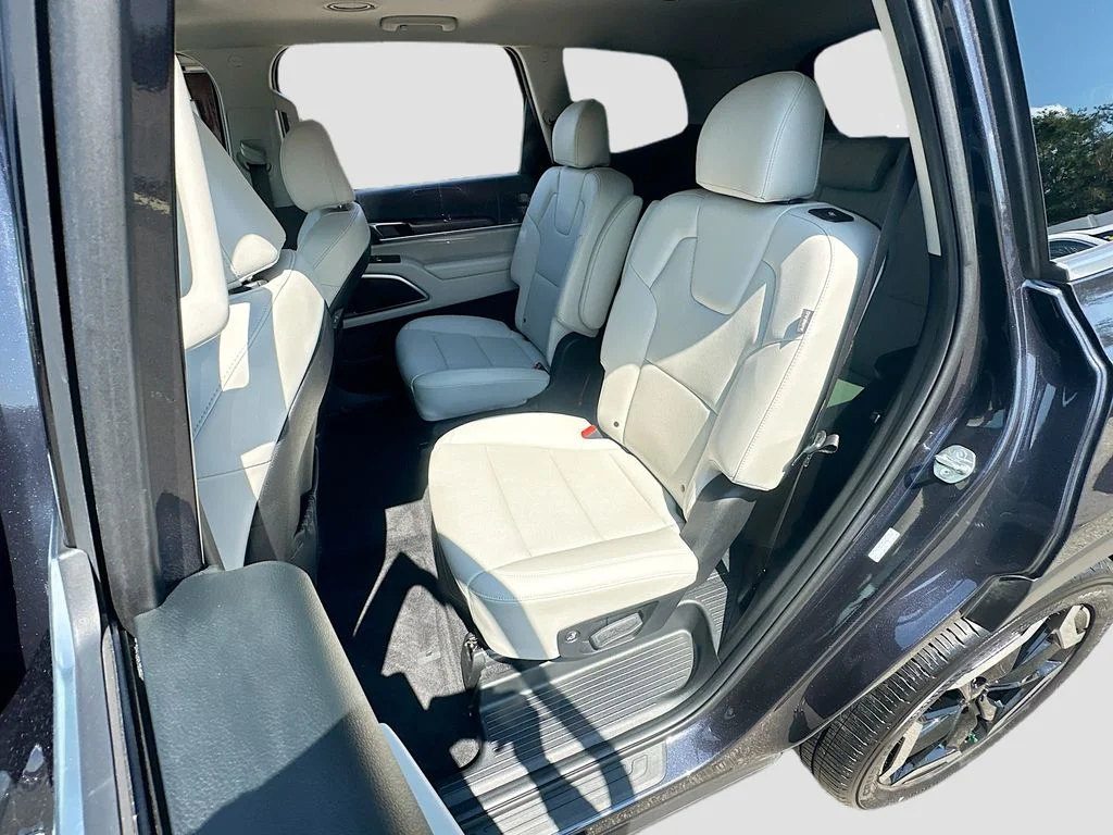 Certified Used 2025  Kia S image 25