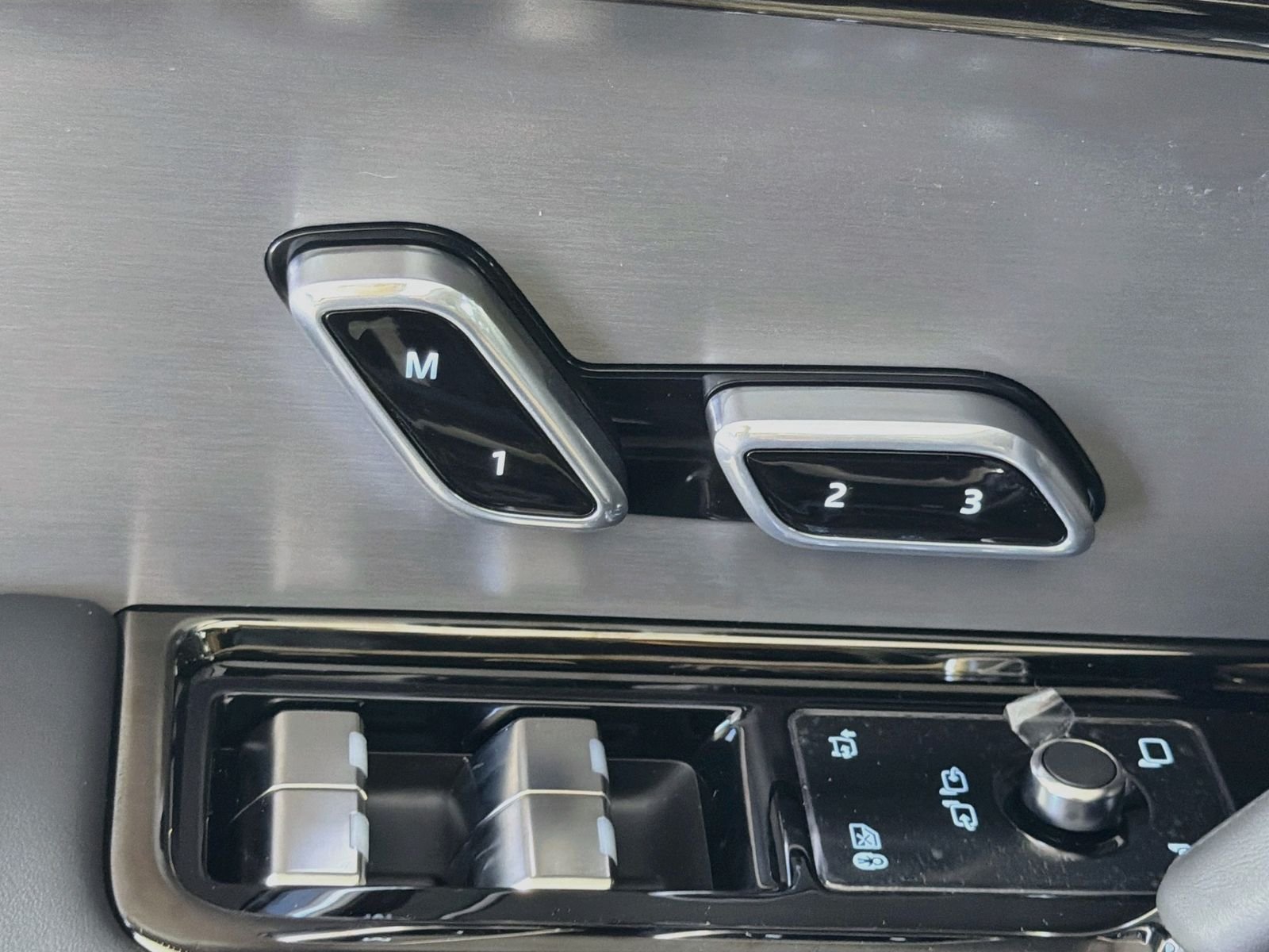 New 2026 Santorini Black Land Rover Dynamic SE image 24
