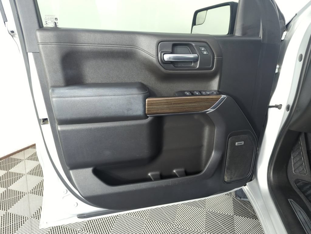 Used 2019 SILVER ICE METALLIC Chevrolet RST image 17