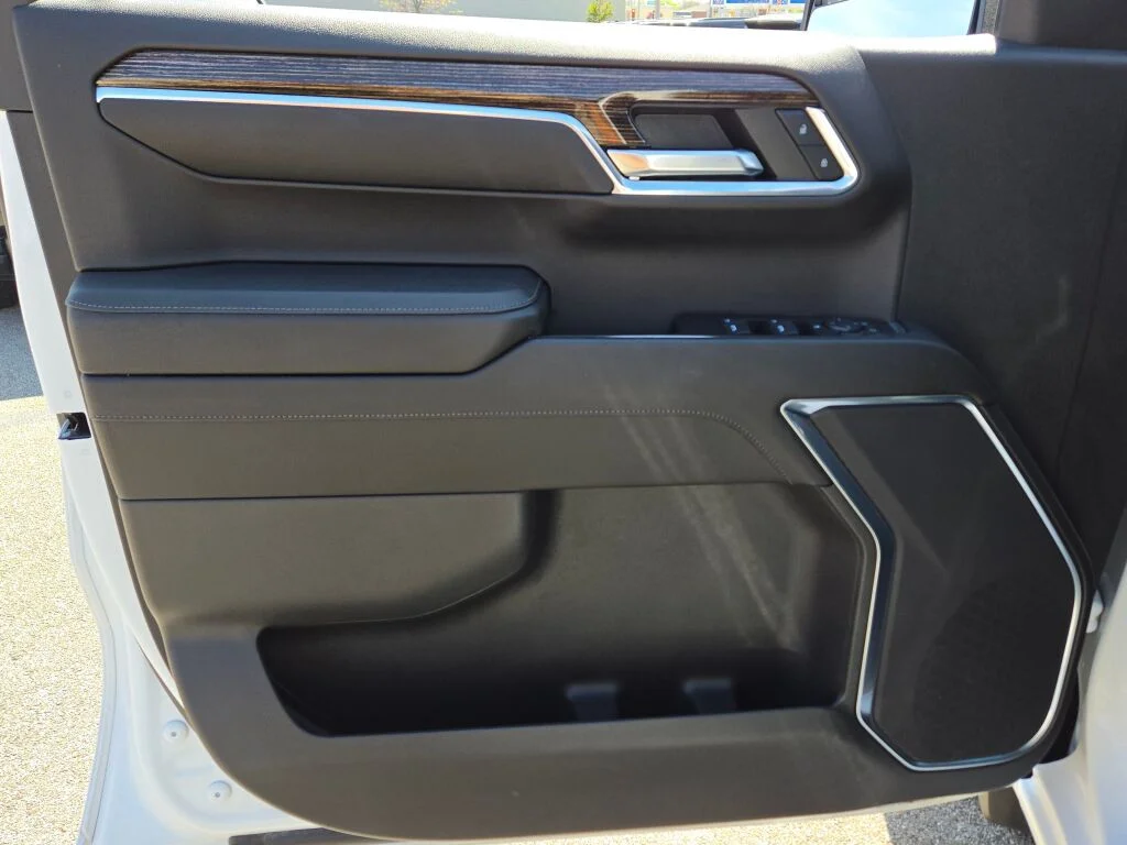 Used 2023 White GMC SLE image 21