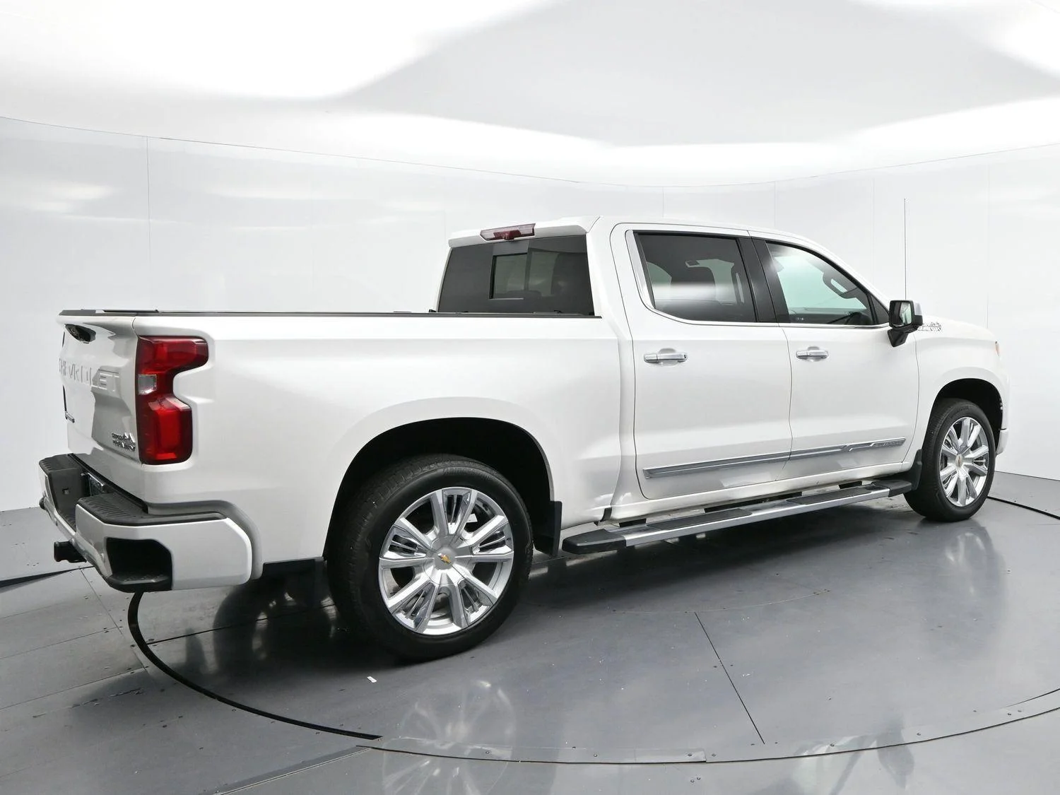 Used 2024 Iridescent Pearl Tricoat Chevrolet High Country image 7