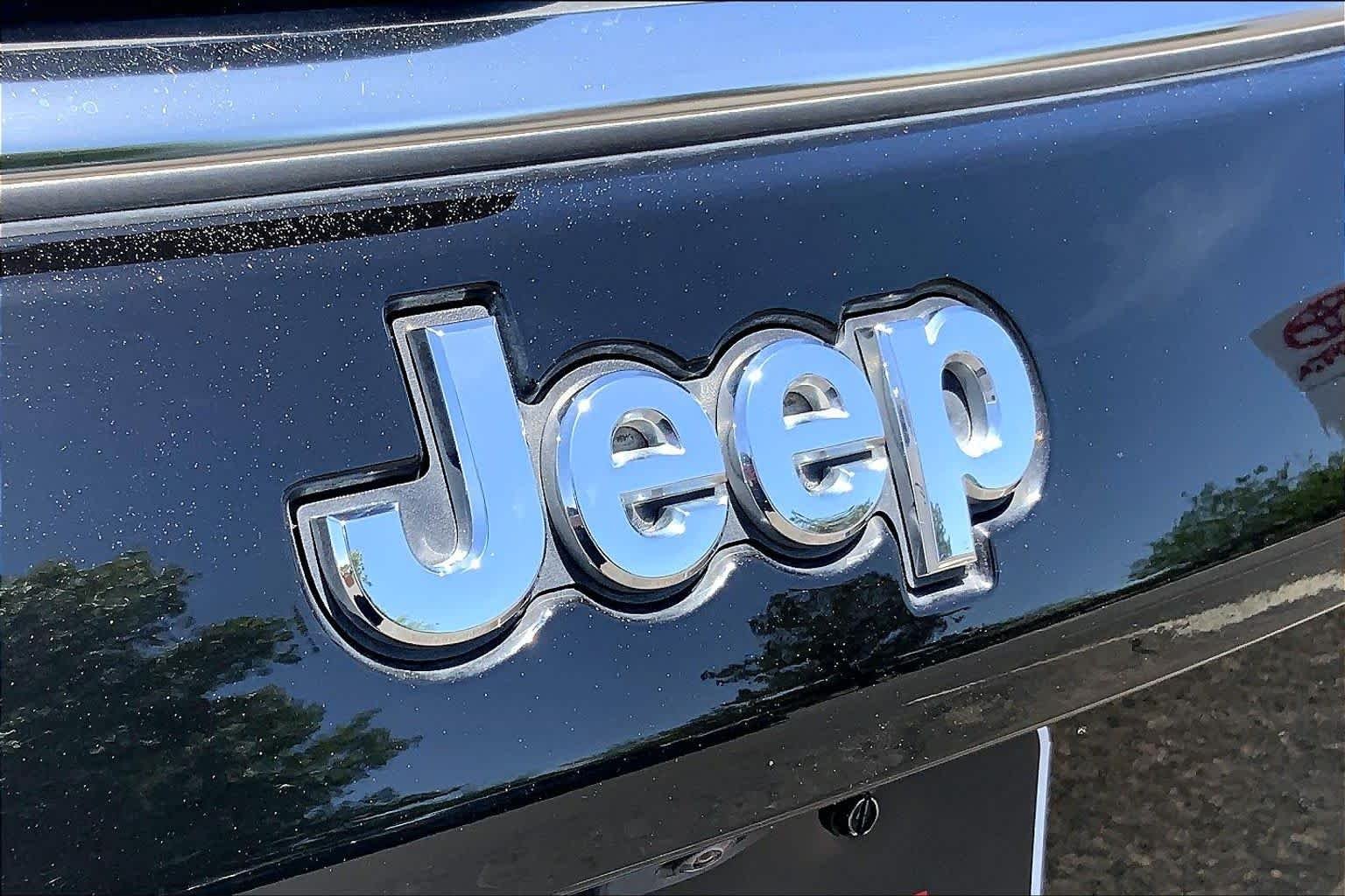 Used 2022 Diamond Black Crystal Pearlcoat Jeep Latitude image 28