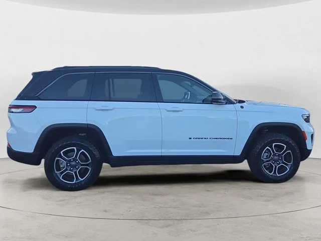 Used 2022 White Jeep Trailhawk image 6