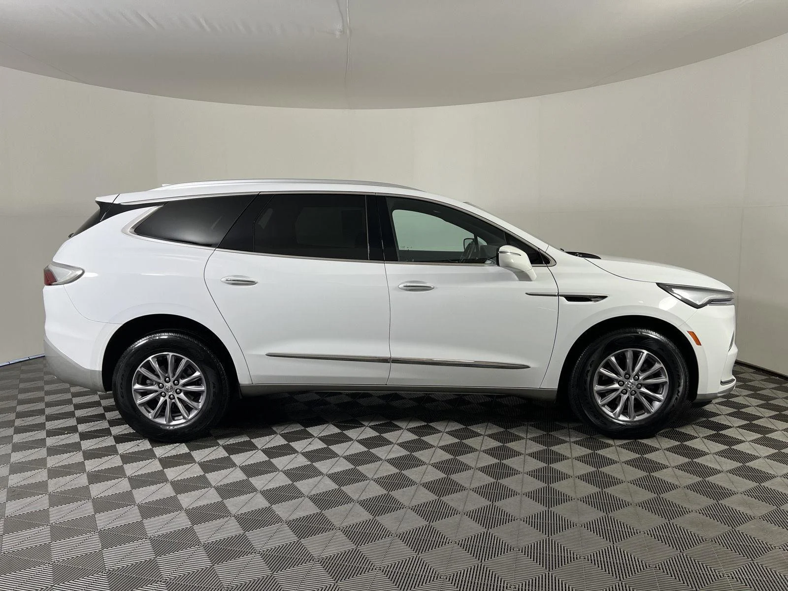 Used 2024 Summit White Buick Essence image 23