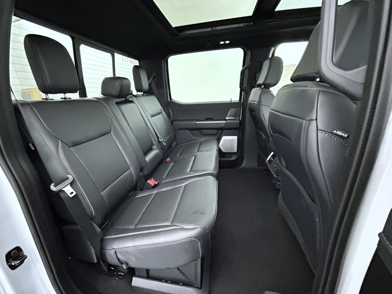 New 2026 Oxford White Ford Lariat image 18