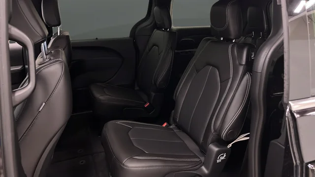 New 2026 Diamond Black Crystal Pearl-Coat Exterior Paint Chrysler LX image 22