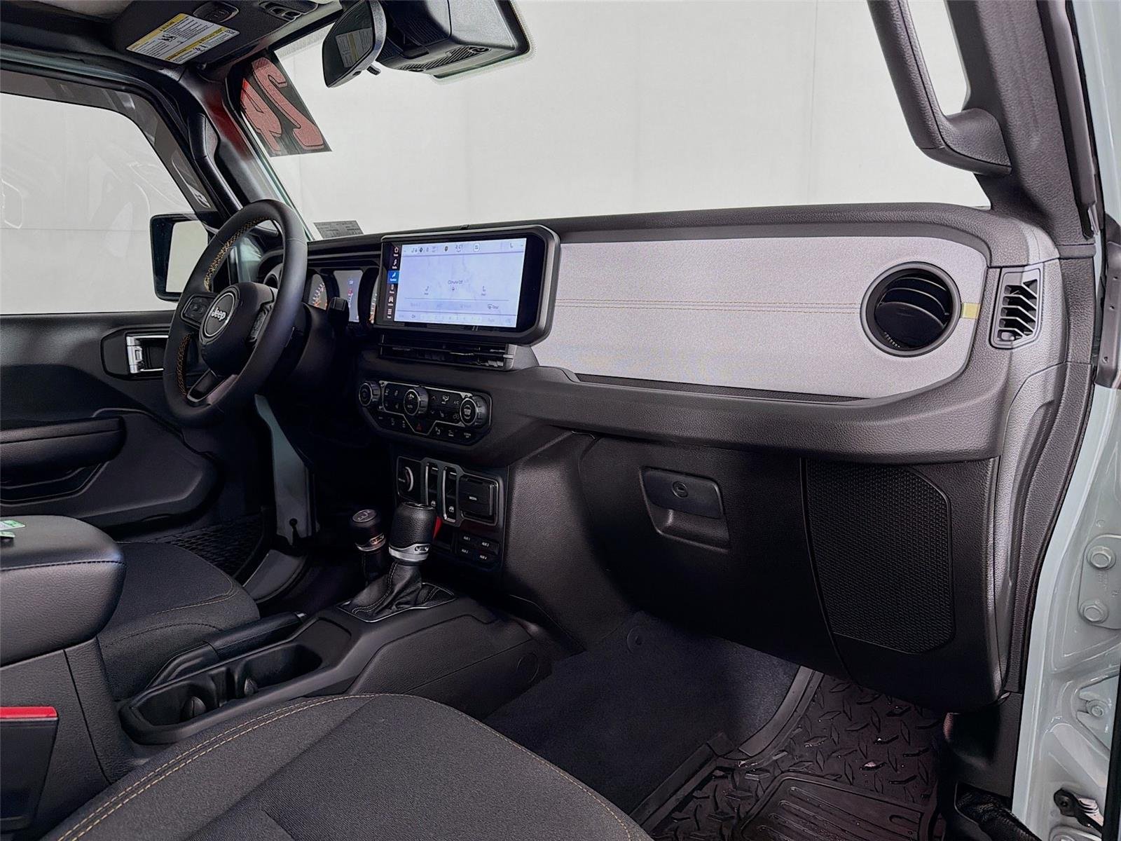 Used 2024 Earl Clearcoat Jeep Sport S image 27