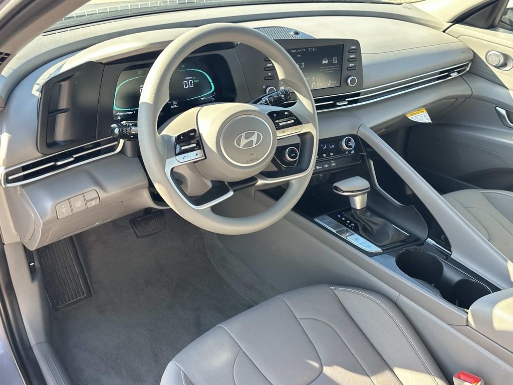 Certified Used 2025  Hyundai Blue image 2