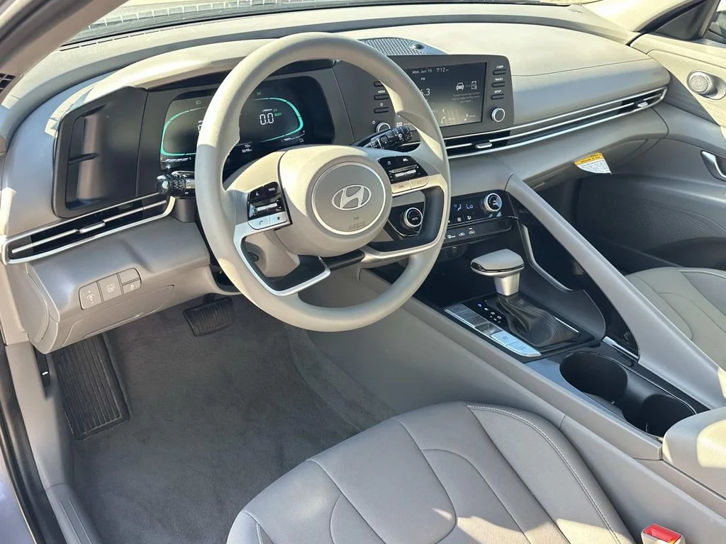 Used 2025  Hyundai Blue image 2