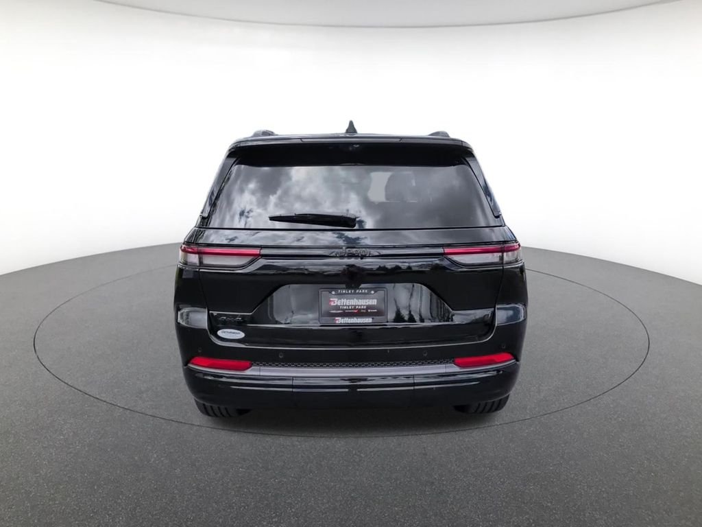 New 2026 Diamond Black Crystal Pearl-Coat Exterior Paint Jeep Limited image 6