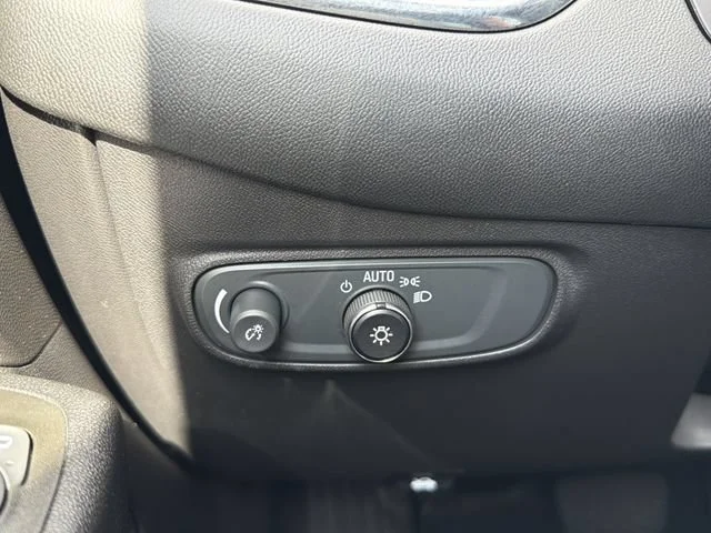 Used 2022 Silver Ice Metallic Chevrolet LT image 28