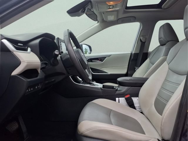 Used 2021  Toyota XLE Premium image 21