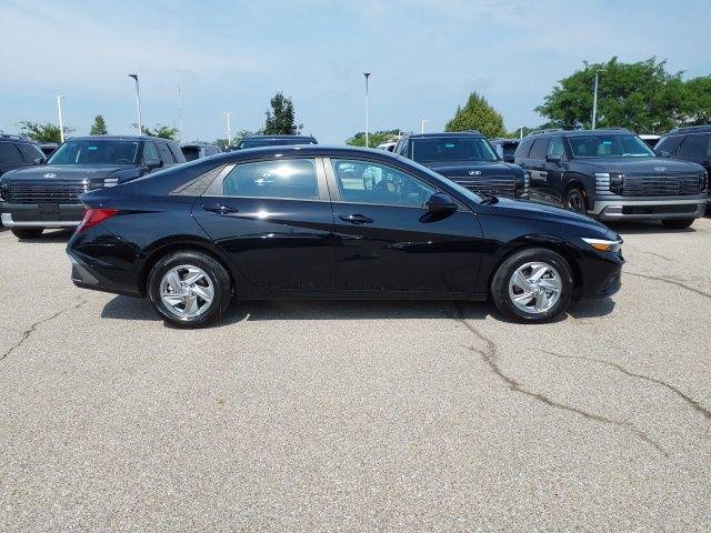 New 2026 Abyss Black Hyundai SE image 5