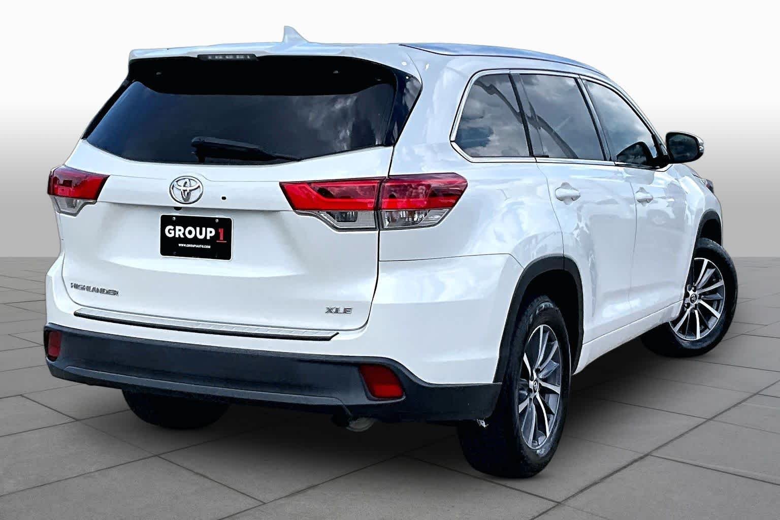 Used 2018 Blizzard Pearl Toyota XLE image 13