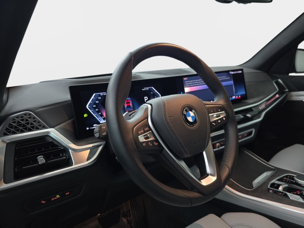 Used 2025 Black Sapphire Metallic BMW xDrive40i image 12