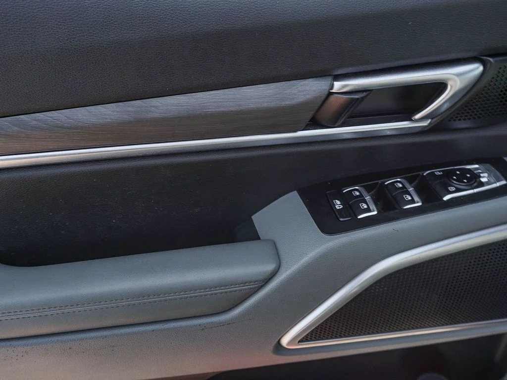 Used 2023 Black Kia EX X-Line image 18
