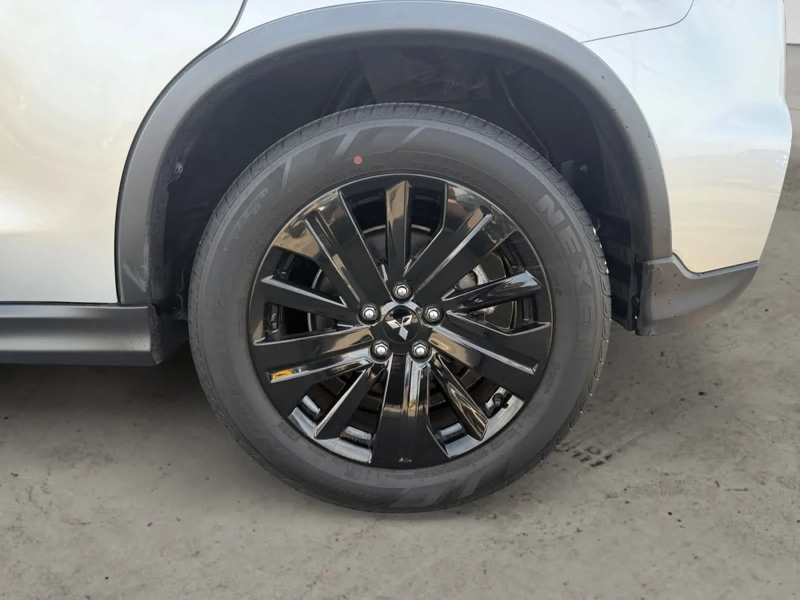Used 2025 Alloy Silver Metallic Mitsubishi LE image 9